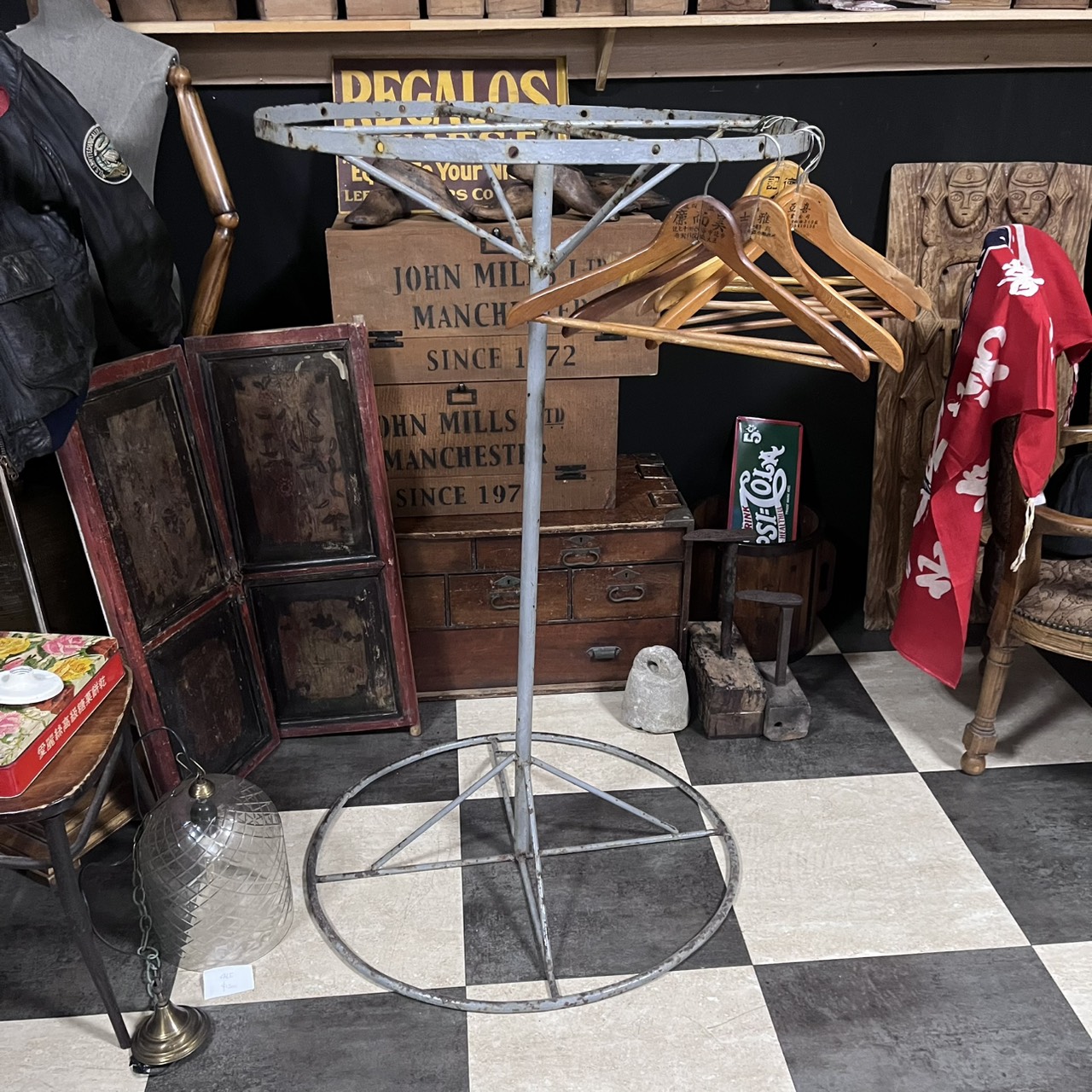 Circular clothes store hanging rail. C. early to mid-20th Century 環形服飾店掛衣桿-約20世紀前中期